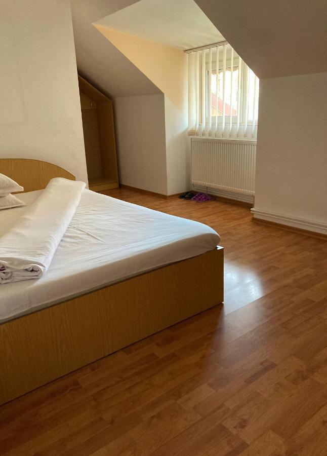 Vila Nadia Hotel Oesti-Paminteni Luaran gambar
